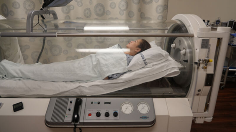 Hyperbaric oxygen therapy chamber