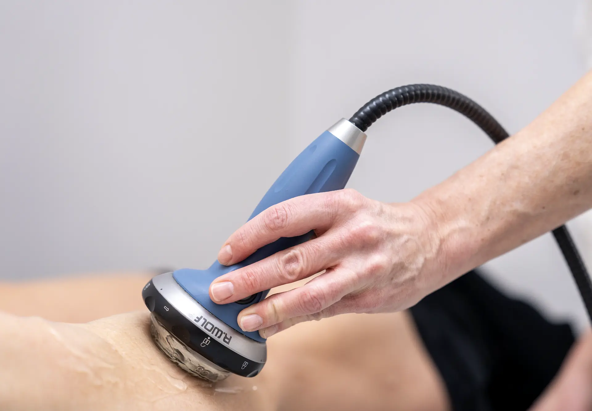 Shockwave therapy device